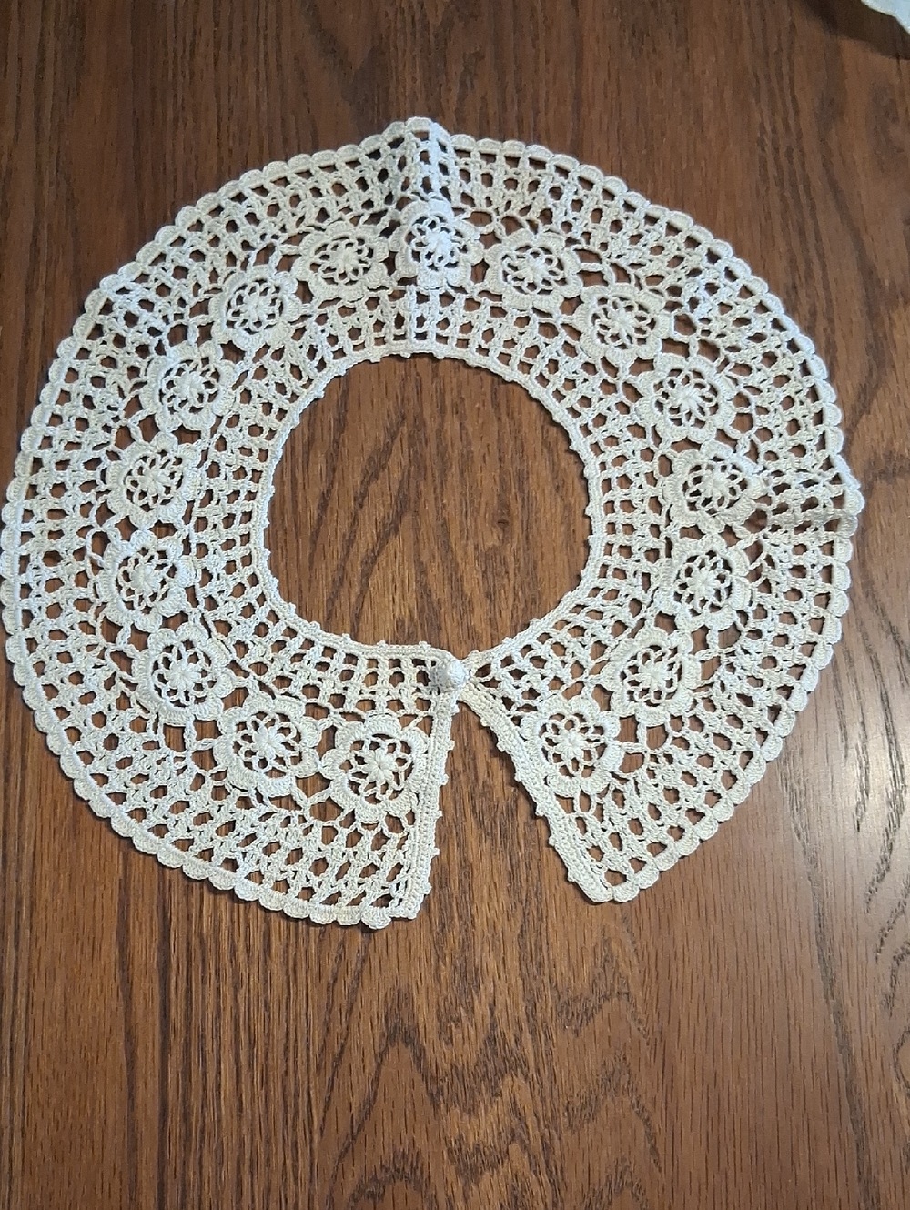 vintage style cream crochet collar features lace detailing